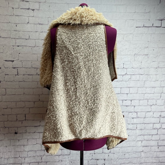 Love Tree Faux Fur vest Womens size medium - Picture 4 of 5